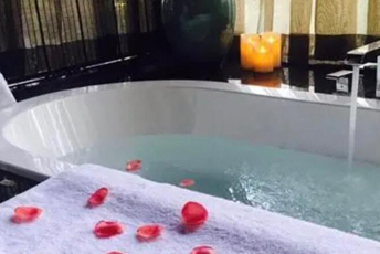 南京浦口水疗池中的失重冥想：当身体学会漂浮